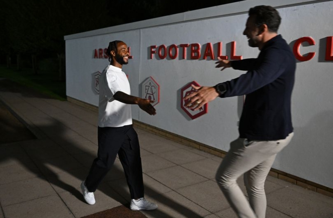 Read more about the article Rio Ferdinand says Chelsea’s ‘crazy’ Raheem Sterling transfer decision could win Arsenal title