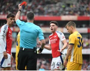 Read more about the article BREAKING: Arsenal Fans Outraged After Declan Rice’s Controversial Red Card Against Brighton