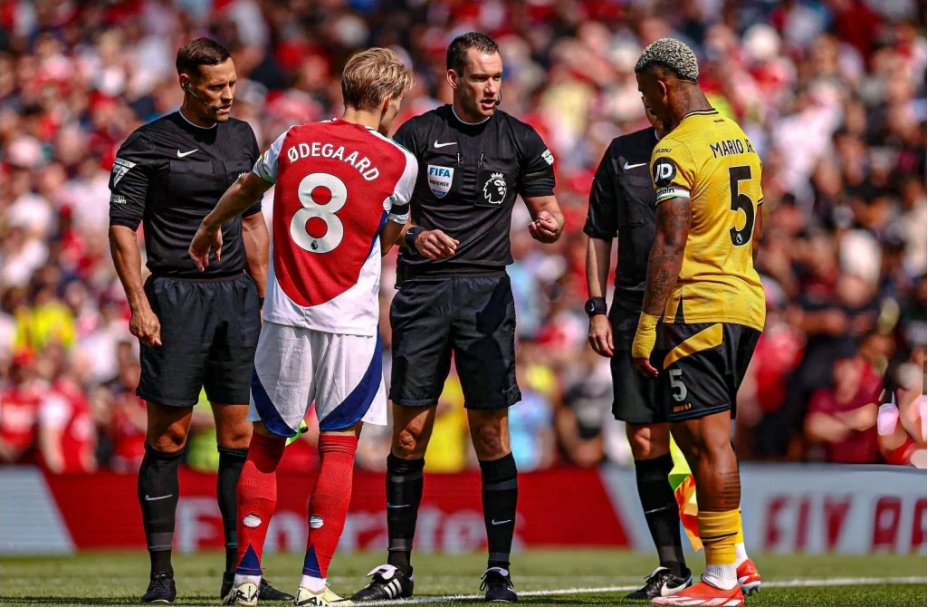 Read more about the article PREMIER LEAGUE APPOINTS REFEREE WITH CONTROVERSIAL ARSENAL HISTORY TO OFFICIATE TOTTENHAM CLASH